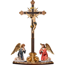 Cristo Barroco em cruz barroca com raios em pedestal e anjos ajoelhados