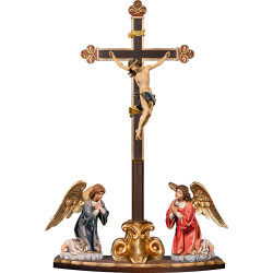 Cristo Barroco em cruz barroca em pedestal com anjos ajoelhados
