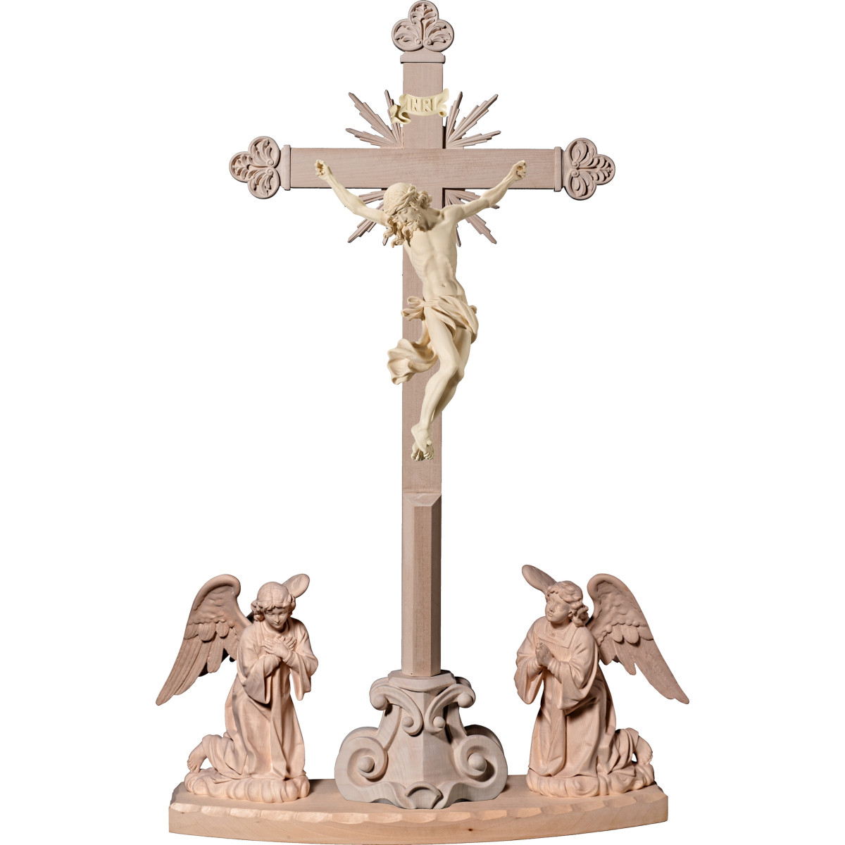 Cristo Barroco em cruz barroca com raios em pedestal e anjos ajoelhados