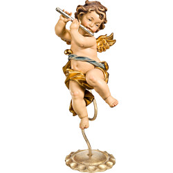 Ángel Bergland con flauta en pedestal