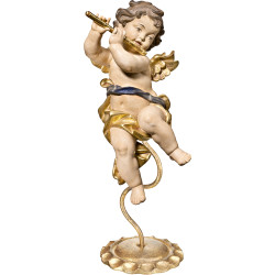 Ángel Bergland con flauta en pedestal