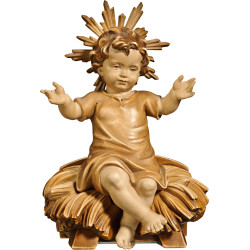 Menino Jesus vestido sentado na cama