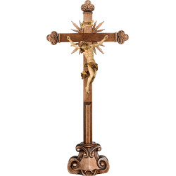 Cristo Barocco su croce barocca con raggi su piedistallo