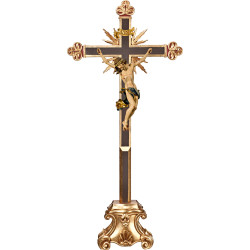 Cristo Barocco su croce barocca con raggi su piedistallo