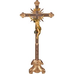 Cristo Barroco em cruz barroca com raios em pedestal