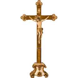 Cristo Pisa su croce barocca su piedistallo