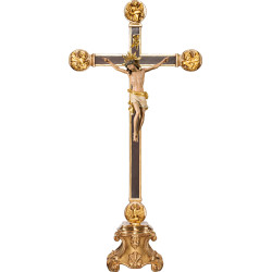 Cristo Pisa em pedestal com Evangelistas