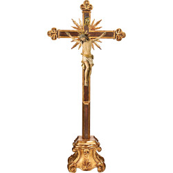 Cristo Pisa em cruz barroca com raios em pedestal