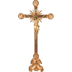 Cristo Pisa em cruz com Evangelistas e raios em pedestal
