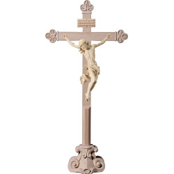 Cristo Barocco su croce barocca su piedistallo con Titulus Crucis in ebraico - latino - greco