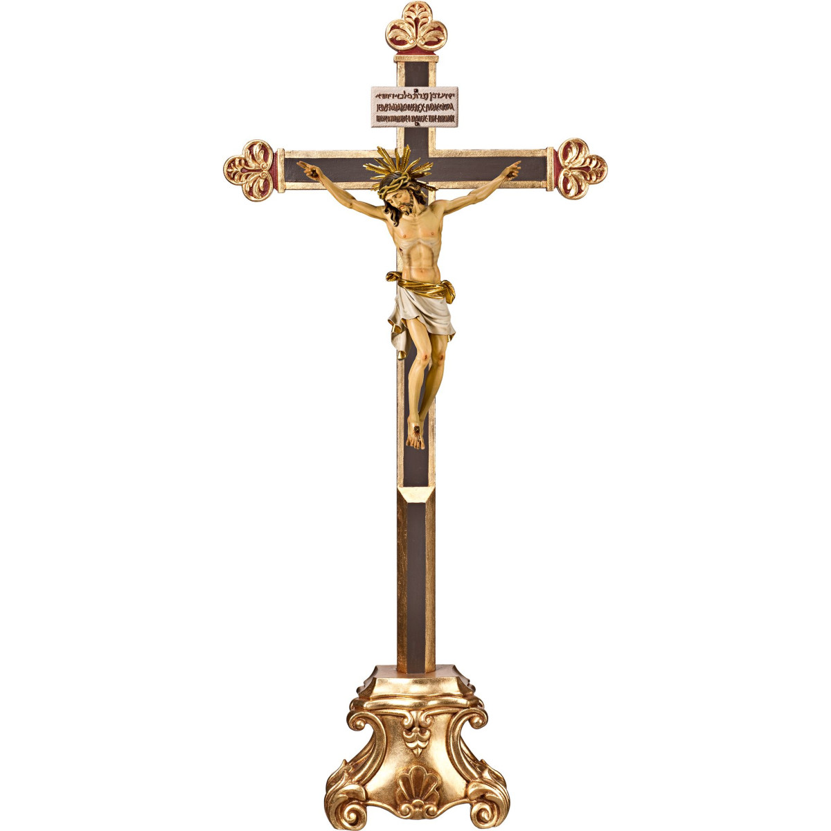 Cristo Pisa su croce barocca su piedistallo con Titulus Crucis in ebraico - latino - greco