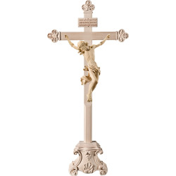 Cristo Barocco su croce barocca su piedistallo con Titulus Crucis in ebraico - latino - greco