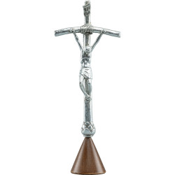Crucifijo de Papa Juan Pablo II en pedestal