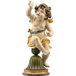 Ángel Bergland derecho sobre pedestal