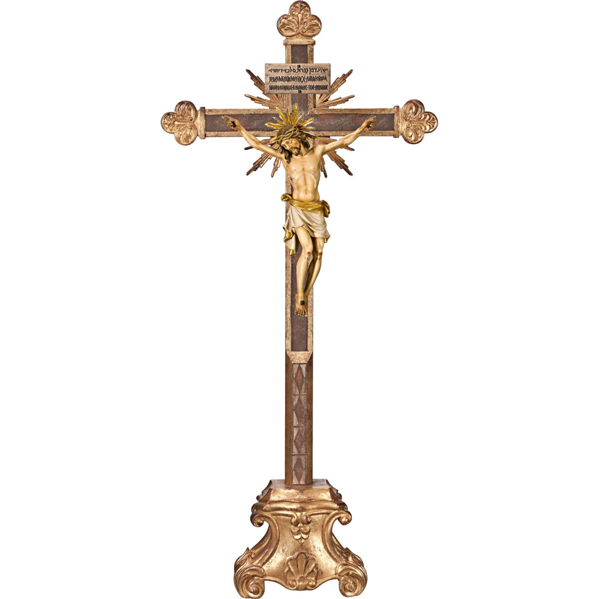 Cristo Pisa em cruz barroca com raios em pedestal e Titulus Crucis em hebraico - latino - grego