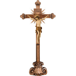 Cristo Pisa en cruz barroca con rayos en peana y Titulus Crucis en hebreo - latín - griego