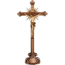 Cristo Pisa em cruz barroca com raios em pedestal