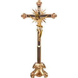 Cristo Pisa em cruz barroca com raios em pedestal