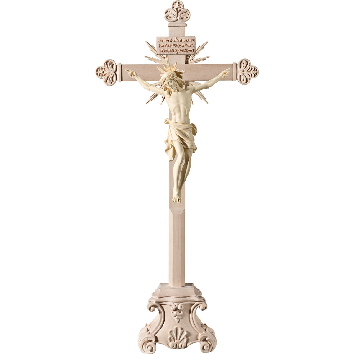 Cristo Pisa em cruz barroca com raios em pedestal e Titulus Crucis em hebraico - latino - grego