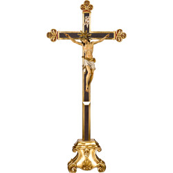 Cristo Pisa em cruz barroca em pedestal