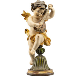 Ángel Bergland con mandolina sobre pedestal