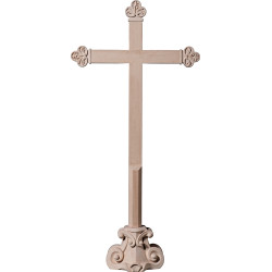 Cruz barroca em pedestal