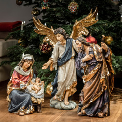 S. Famiglia Maria seduta con Angelo annunciatore su nuvola
