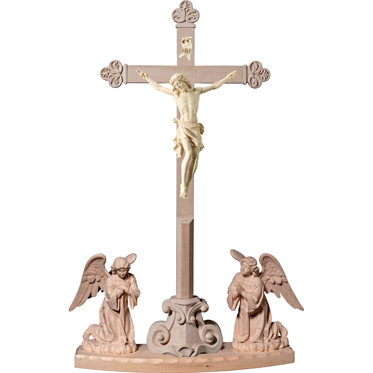 Cristo Pisa em cruz barroca em pedestal com anjos ajoelhados