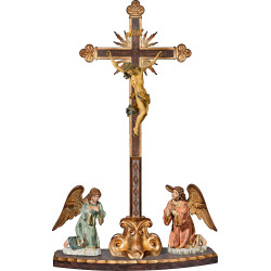 Cristo Barroco em cruz barroca com raios em pedestal e anjos ajoelhados